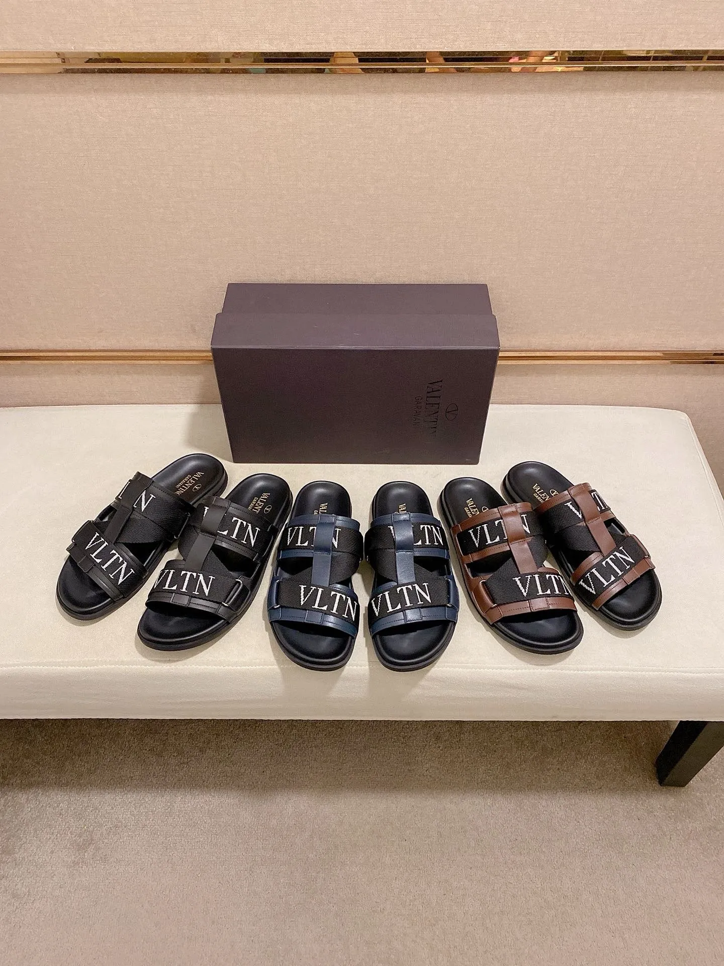 Men's shoes 💰: 480💰[Valentino] New couple 👫Boutique slippers, counter quality, classic plaid, the actual workmanship is quite complex🔰The uppers are made of imported fabrics➕🐑Sheepskin lining, which tests the craftsman's craftsmanship➕original PU outsole. Size: Women’s size: 35-44. Men's size 38-44 (can be customized to size 45, non-refundable)